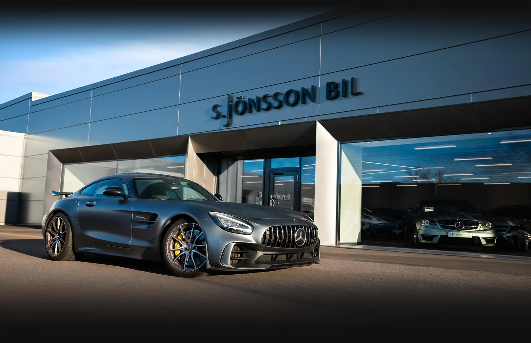 En Mercedes-AMG GT utanför S.Jönsson Bils showroom i Viken