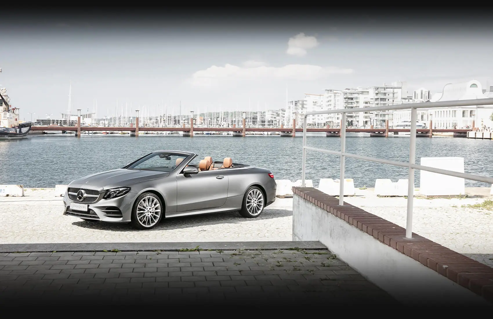 Mercedes-Benz E-klass cabriolet vid hamnen