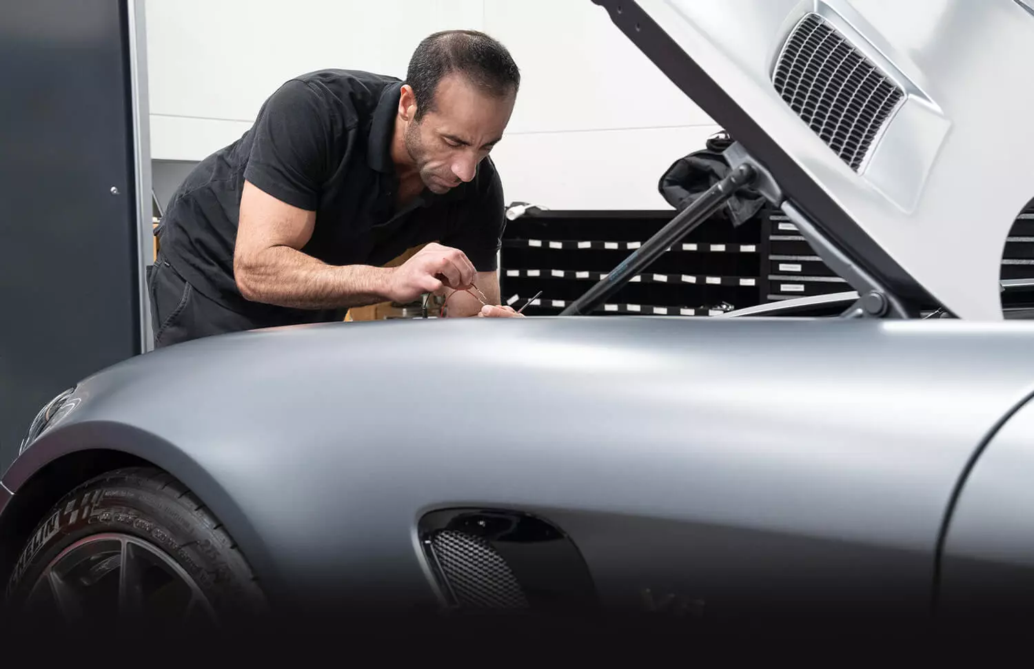 Tekniker som arbetar på en Mercedes-AMG i verkstaden